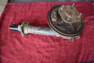 6/76-1978 Datsun 280Z coupe RH passenger rear strut housing w/stub axle used OEM
