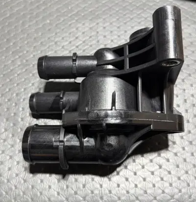 2014-2020 Ford Escape Fusion Engine Coolant Thermostat Unit DS7Z-8592-F