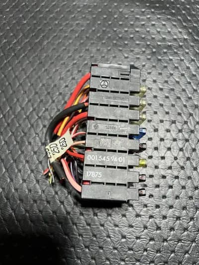 Rear Fuse Box Connector 0015459401 96–00 Mercedes Benz W202 C230 C280 R129 SL500