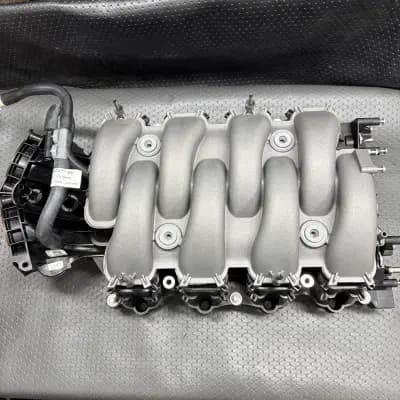 24-26 Ford Mustang Dark Horse 5.0L V8 GT INTAKE MANIFOLD PR3E-9424-BB Oem