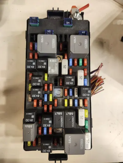 2008-2011 BUICK LUCERNE CADILLAC DTS REAR FUSE BOX UNDER SEAT OEM 13697145
