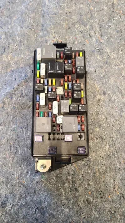 2008-2011 BUICK LUCERNE CADILLAC DTS REAR FUSE BOX UNDER SEAT OEM 13697145