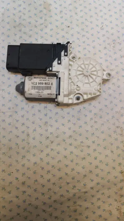 03-10 VW New Beetle Left Driver Window Regulator Motor OEM