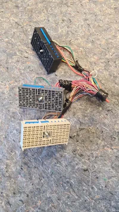 2008-2011 Buick Lucerne Cadillac DTS REAR Fuse Box Wiring Harness Plugs 13599107